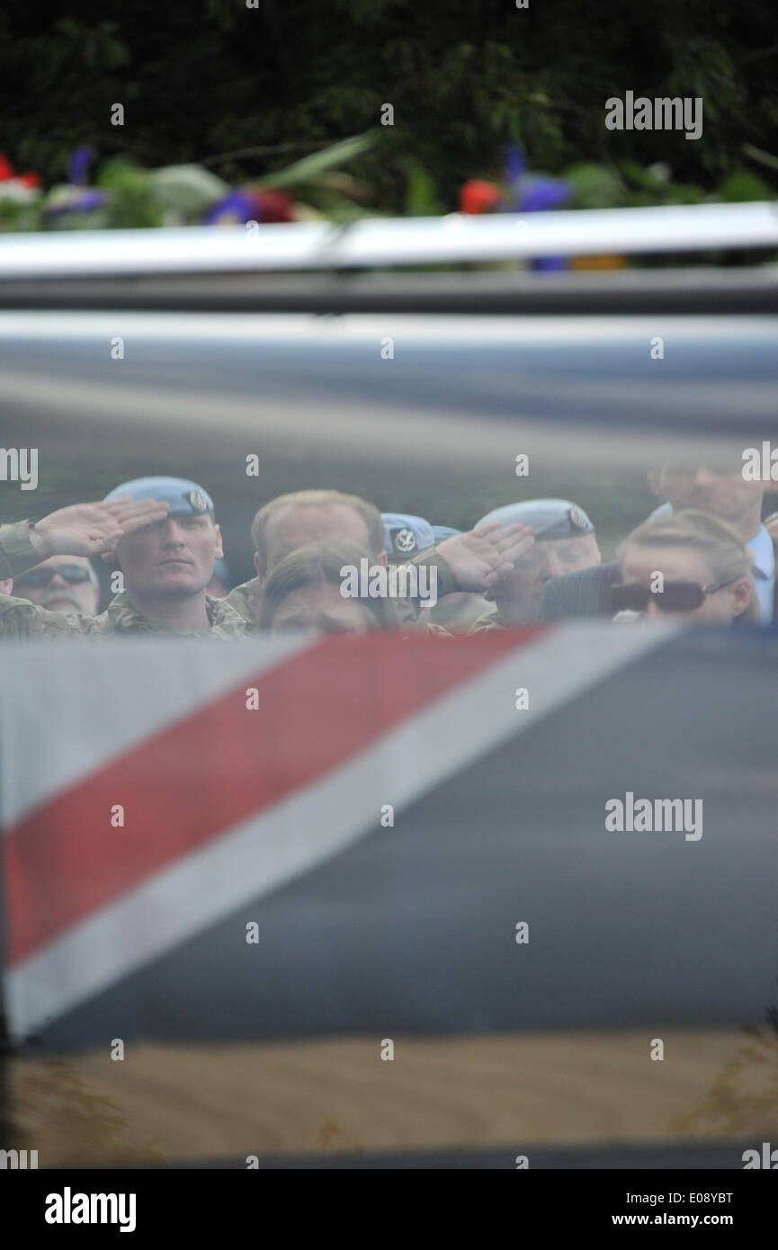 Brize Norton, Regno Unito. 06 Maggio, 2014. Il rimpatrio di Capt Thomas Clarke, Warrant Officer Classe 2 Spencer Faulkner e Cpl James Walters erano dal corpo dell'aria dell'Esercito, RAF intelligence officer Flt Lt Rakesh Chauhan e L/Cpl Oliver Thomas dell'Intelligenza Corps a Brize Norton in Oxfordshire Credito: Desmond Brambley/Alamy Live News Foto Stock