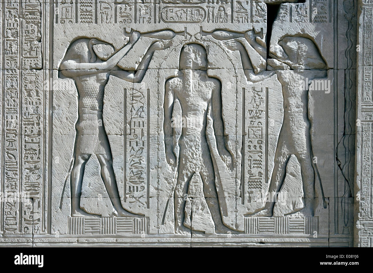 L'Egitto,Dendera,tempio tolemaico della dea Hathor.incisioni su pareti.di damnatio memoriae Foto Stock