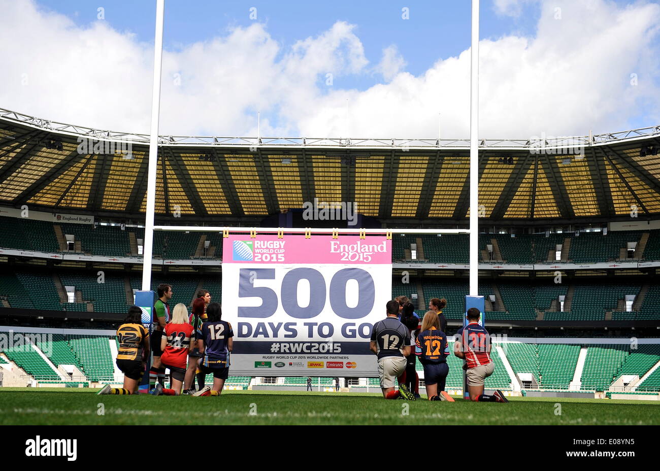 06.05.2014.Twickenham, Inghilterra. Numero 12 i giocatori dal locale club di rugby di posa per una foto con l'Inghilterra 2015 Coppa del Mondo di Rugby durante i 500 giorni di andare fino a quando la Coppa del Mondo di Rugby 2015 Annuncio a Twickenham Stadium il 6 maggio 2014 a Londra, Inghilterra. Foto Stock