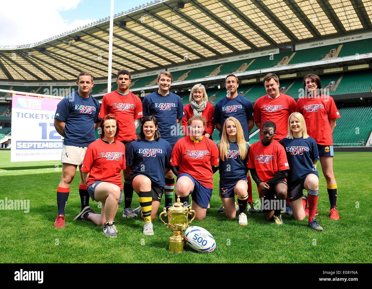 06.05.2014.Twickenham, Inghilterra. Numero 12 i giocatori dal locale club di rugby di posa per una foto con Debbie Jevans - ER 2015 Chief Executive. L'Inghilterra 2015 Coppa del Mondo di Rugby durante i 500 giorni di andare fino a quando la Coppa del Mondo di Rugby 2015 Annuncio a Twickenham Stadium il 6 maggio 2014 a Londra, Inghilterra. Foto Stock