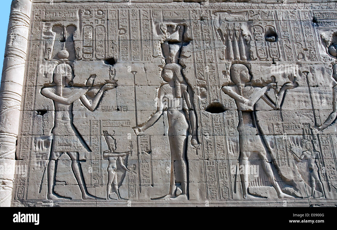 L'Egitto,Dendera,tempio tolemaico della dea Hathor.incisioni su pareti esterne. Foto Stock