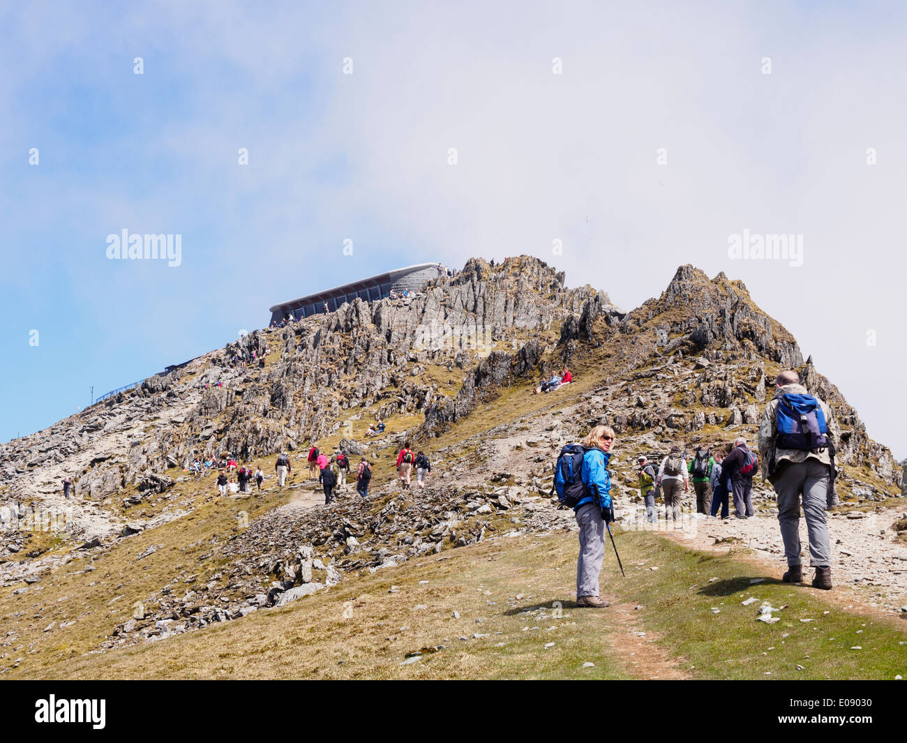 Gli escursionisti a piedi su Rhyd Ddu percorso Mt Snowdon summit café su occupato weekend nel Parco Nazionale di Snowdonia. Gwynedd North Wales UK Foto Stock