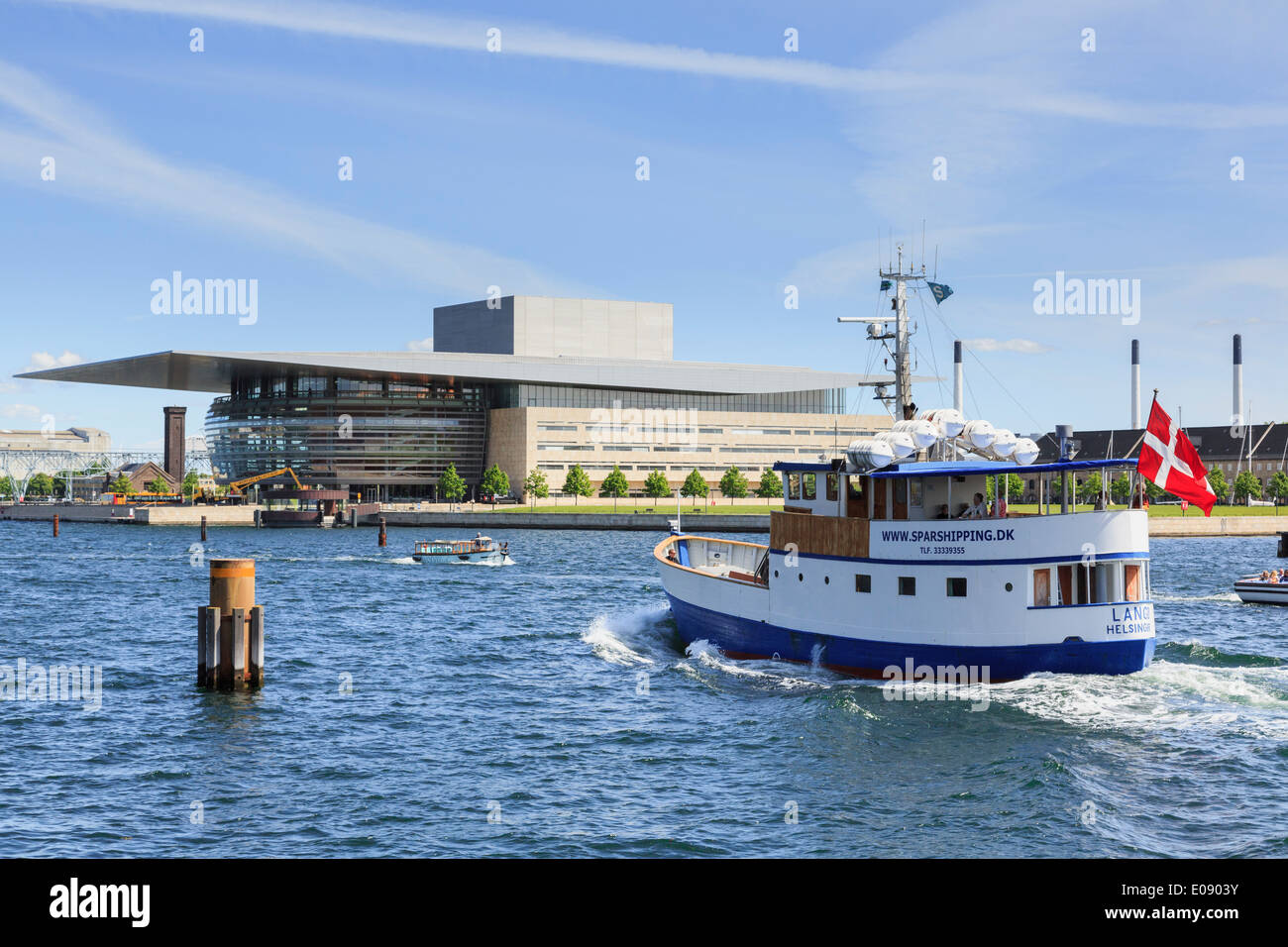 Barca e vista offshore alla moderna Opera House sul lungomare di Holmen, Christianshavn, Copenaghen, Amager, Danimarca Foto Stock