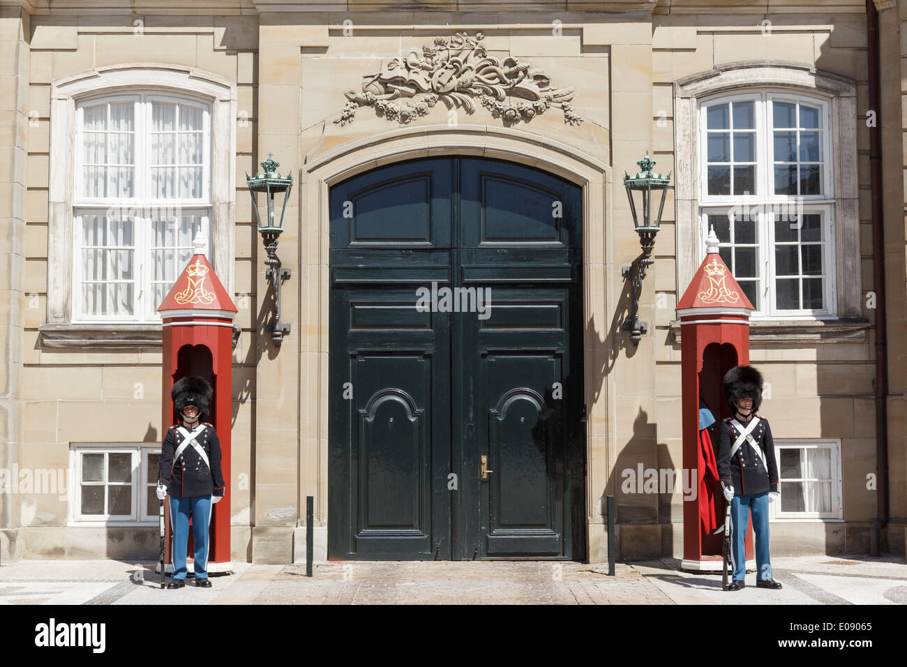 Due protezioni di servizio di guardia o di Amalienborg Royal Palace la residenza ufficiale della regina danese di Copenaghen Zelanda, Danimarca Foto Stock