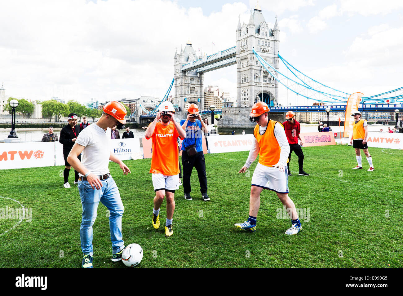 Londra, Regno Unito. Il 6 maggio, 2014. Yo! Il Sushi, l'iconico ristorante di sushi chiede al Regno Unito per sostenere il Giappone come sua seconda squadra nella imminente World Cup torneo quest'estate. #TEAMTWO campagna è lanciato oggi con giochi di binocolo giapponese sul calcio della Londra Southbank. Binoculare con il calcio è popolare in Giappone a causa del occhio ottico pezzi usurati che rende tutto più miglia di distanza. Credito: Gordon Scammell/Alamy Live News Foto Stock