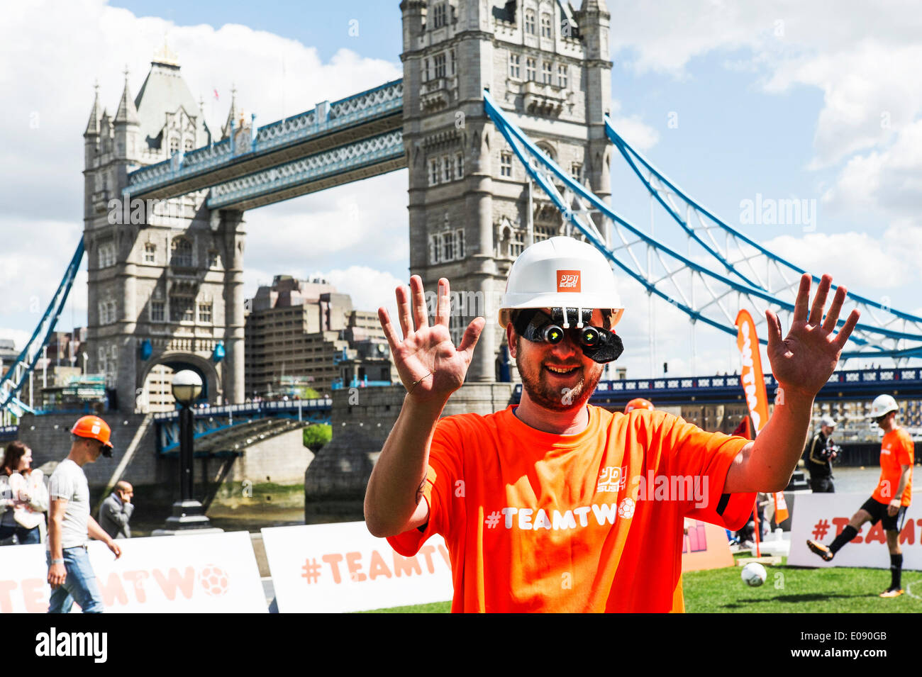 Londra, Regno Unito. Il 6 maggio, 2014. Yo! Il Sushi, l'iconico ristorante di sushi chiede al Regno Unito per sostenere il Giappone come sua seconda squadra nella imminente World Cup torneo quest'estate. #TEAMTWO campagna è lanciato oggi con giochi di binocolo giapponese sul calcio della Londra Southbank. Binoculare con il calcio è popolare in Giappone a causa del occhio ottico pezzi usurati che rende tutto più miglia di distanza. Credito: Gordon Scammell/Alamy Live News Foto Stock