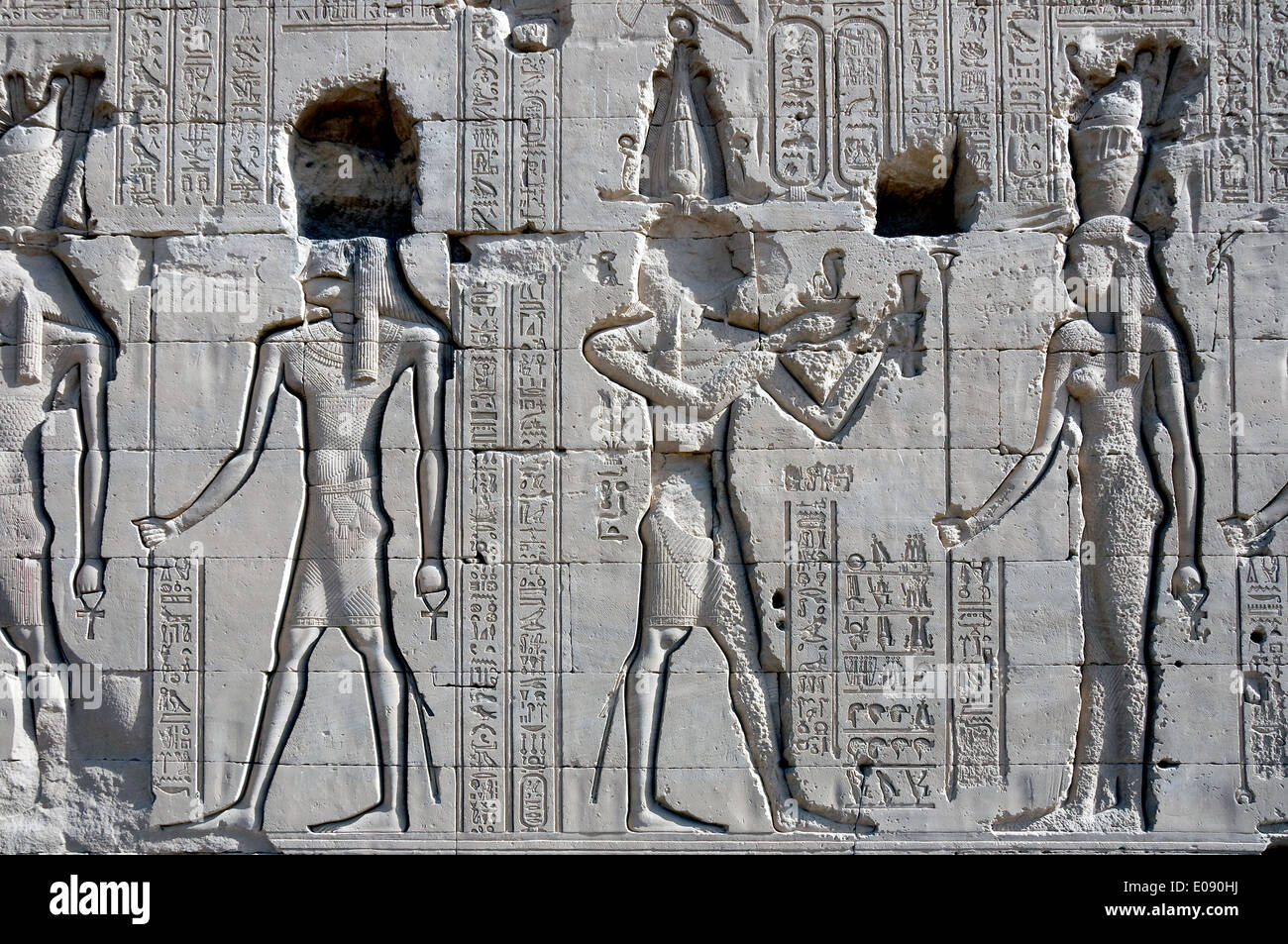 L'Egitto,Dendera,tempio tolemaico della dea Hathor.incisioni su pareti.di damnatio memoriae Foto Stock