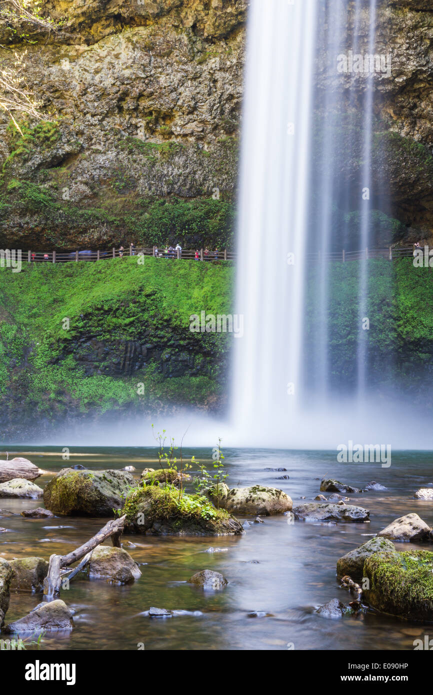 Splendido scenario naturale del lago di Silver Falls in Oregon con blured persone nel percorso dietro di loro Foto Stock