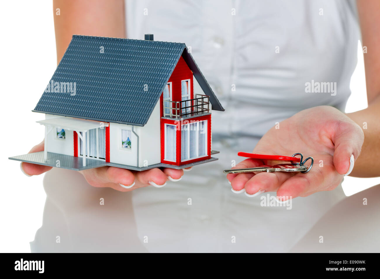 Un broker fue immobiliare con una casa e una chiave. Il successo di noleggio e vendita di case da agenti immobiliari., Ein Makler fue Immobilien Foto Stock