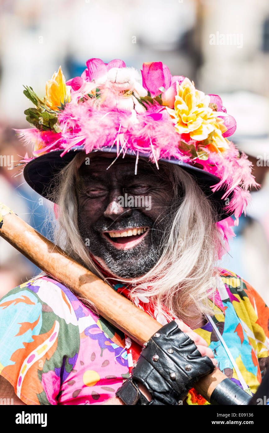 Uomo vestito come nero di fronte donna giocando lo stolto in occasione dell'annuale Festival spazia Rochester 2014 Foto Stock