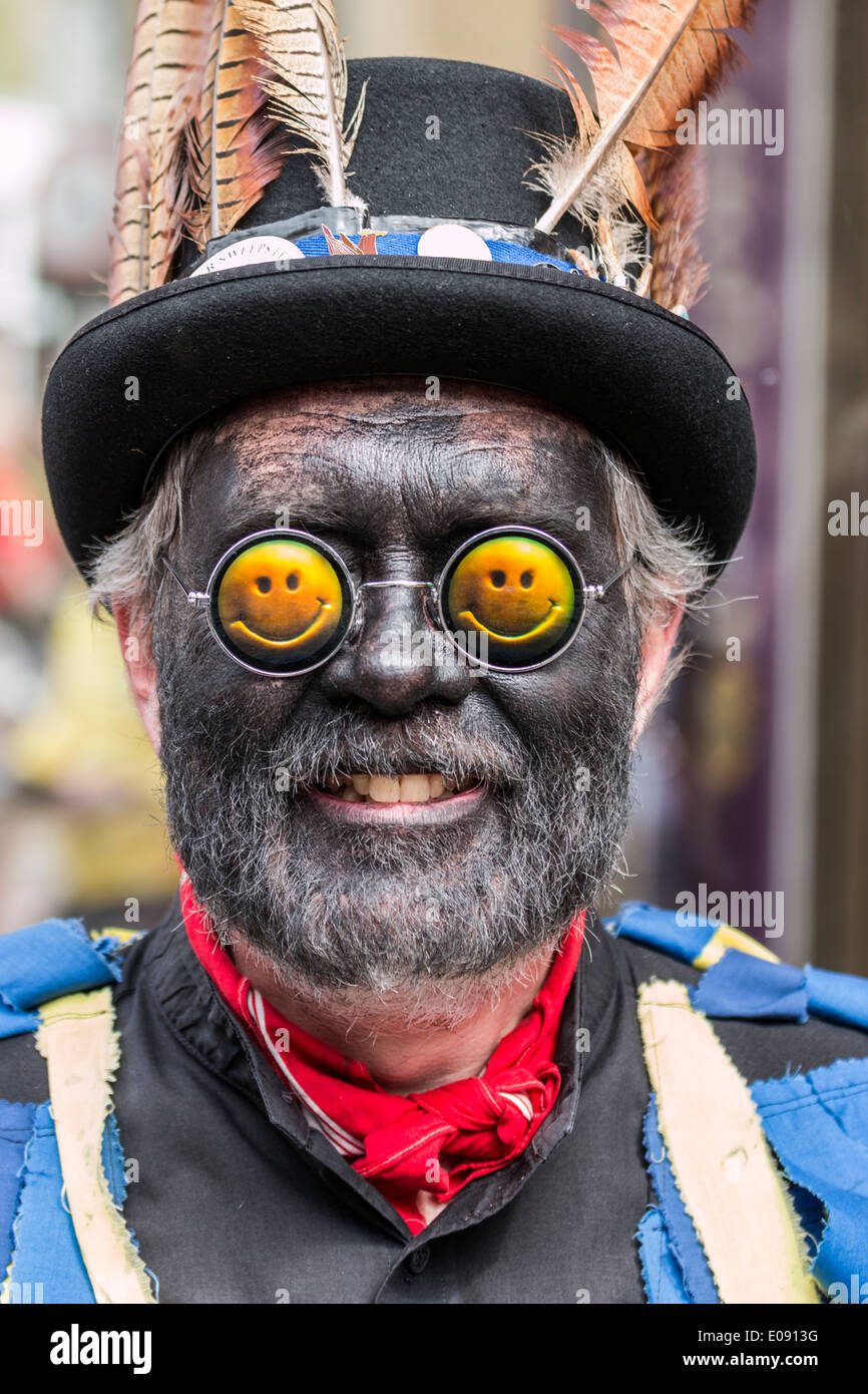 Nero faccia lo stile del bordo Morris Man a annuale Festival spazia Rochester Foto Stock