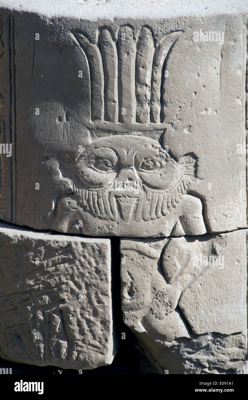 L'Egitto,Dendera,tempio tolemaico della dea Hathor.Carving di Bes (patrono divinità della musica, balli e i bambini. Foto Stock
