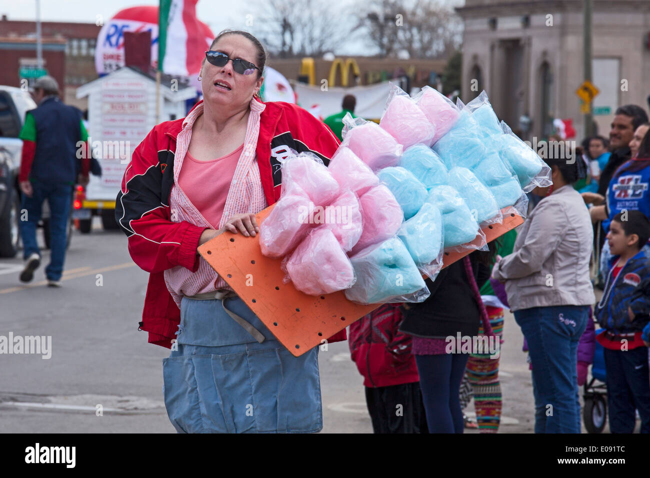 Detroit, Michigan - Una donna stanchi vende caramella di cotone all'annuale Cinco de Mayo parade Foto Stock