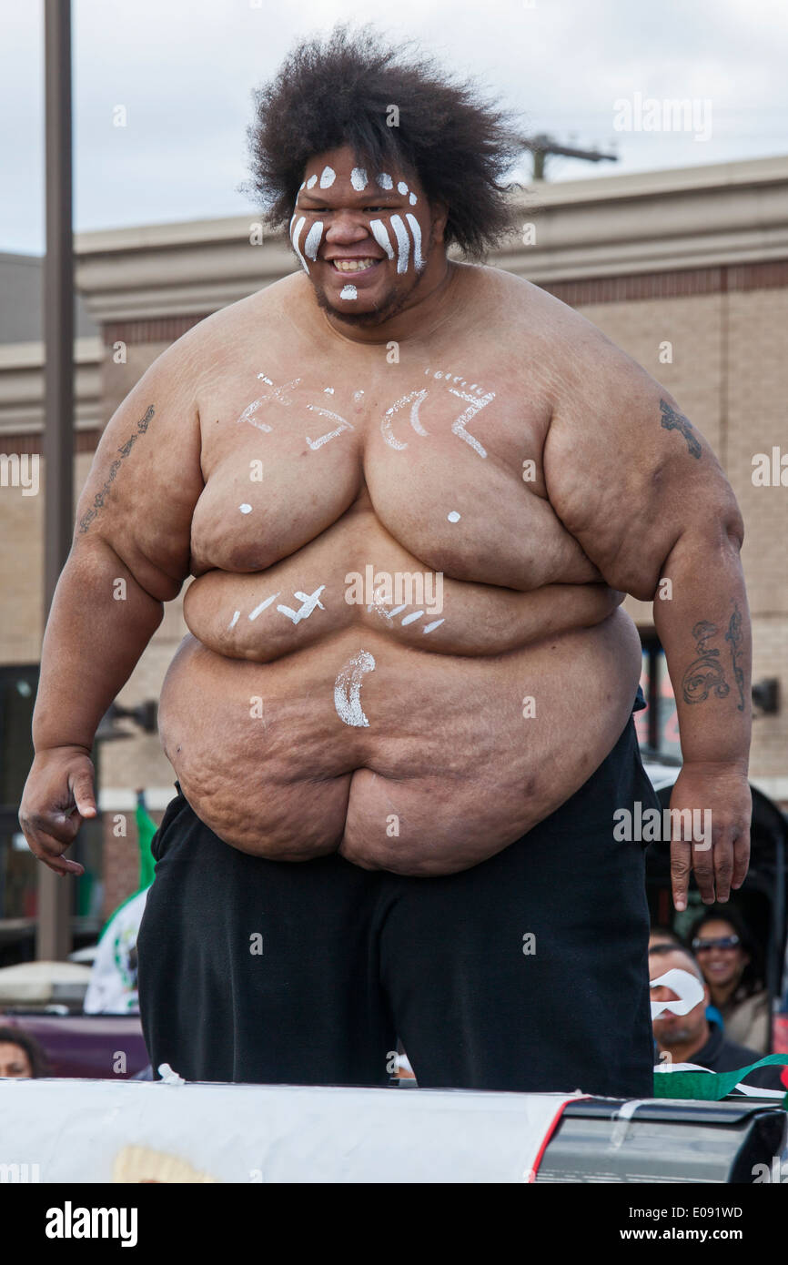 Detroit, Michigan - un lottatore su un galleggiante in annuale di Cinco de Mayo parade Foto Stock