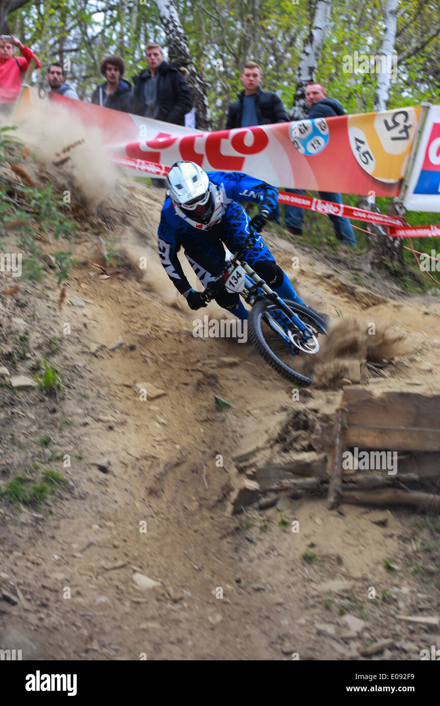 Rider schiantarsi in polvere. Una discesa in mountain bike race in Chaudfontaine in Belgio, campionato nazionale. Foto Stock