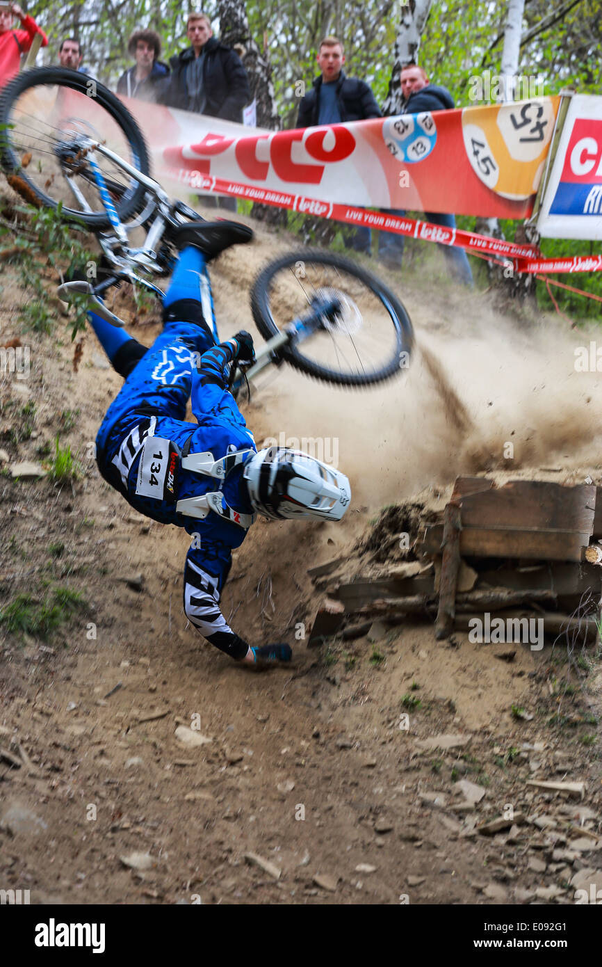 Rider schiantarsi in polvere. Una discesa in mountain bike race in Chaudfontaine in Belgio, campionato nazionale. Foto Stock