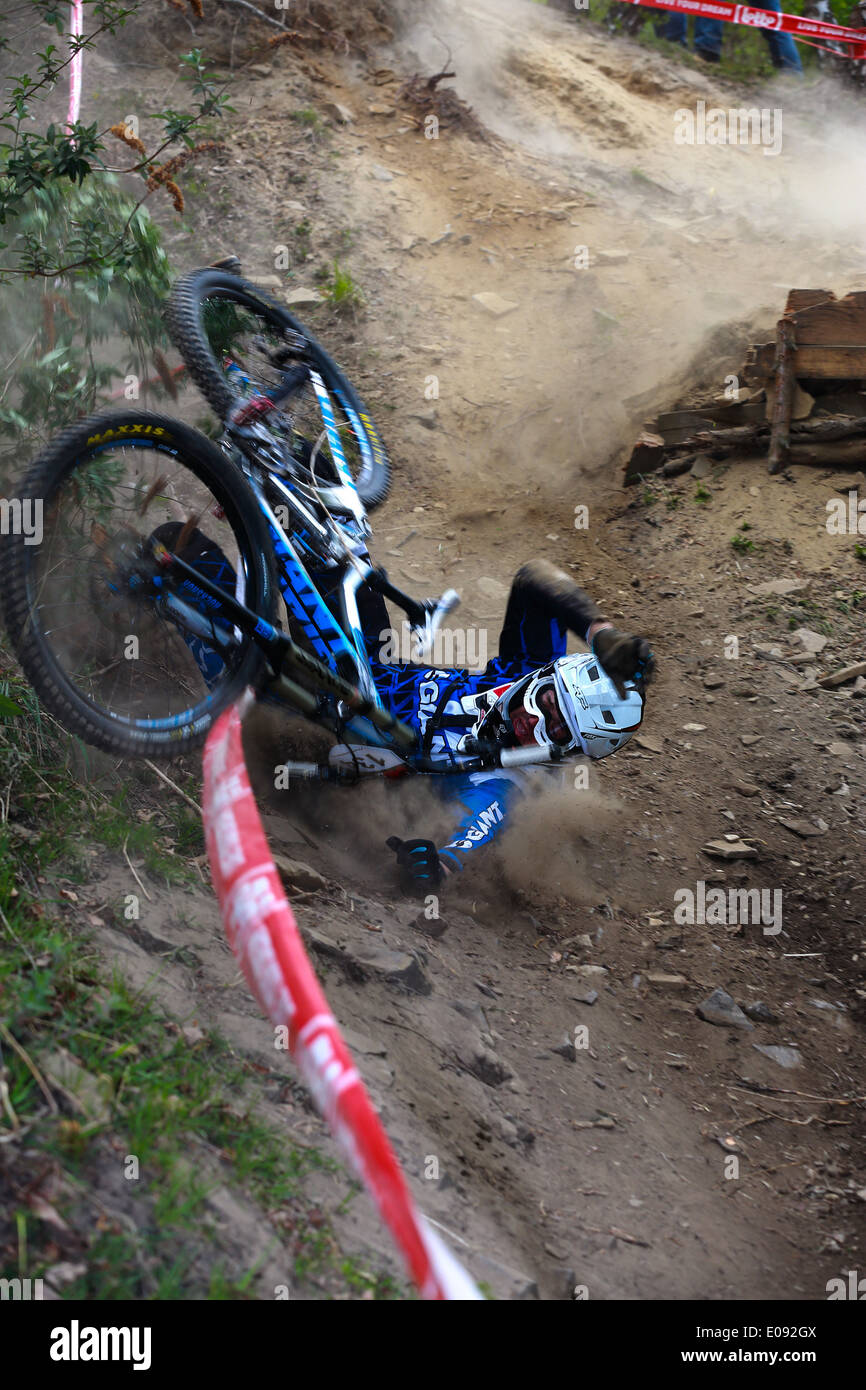 Rider schiantarsi in polvere. Una discesa in mountain bike race in Chaudfontaine in Belgio, campionato nazionale. Foto Stock