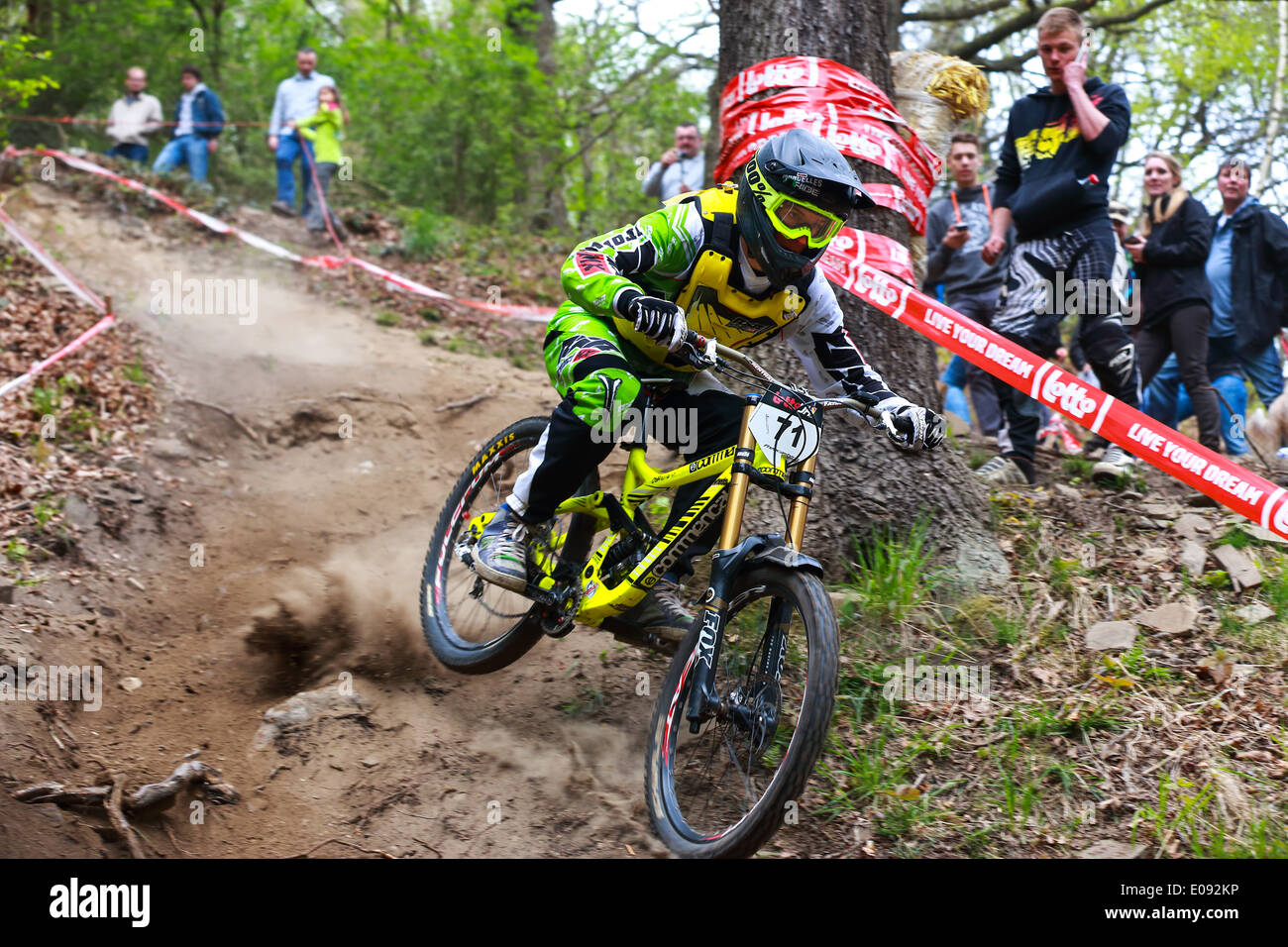 Rider andando giù nella polvere. Una discesa in mountain bike race in Chaudfontaine in Belgio, campionato nazionale. Foto Stock