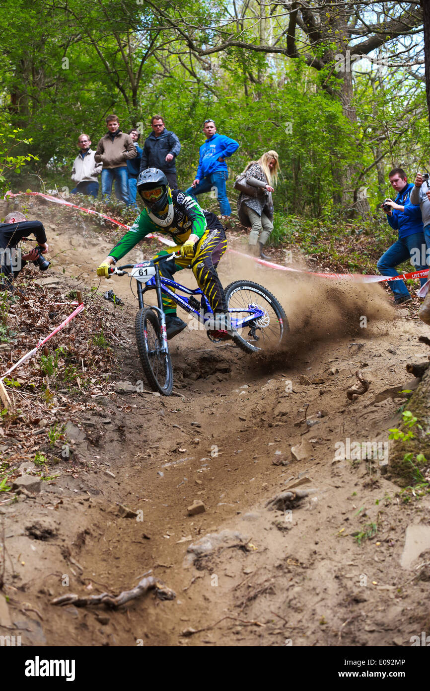 Rider andando giù nella polvere. Una discesa in mountain bike race in Chaudfontaine in Belgio, campionato nazionale. Foto Stock