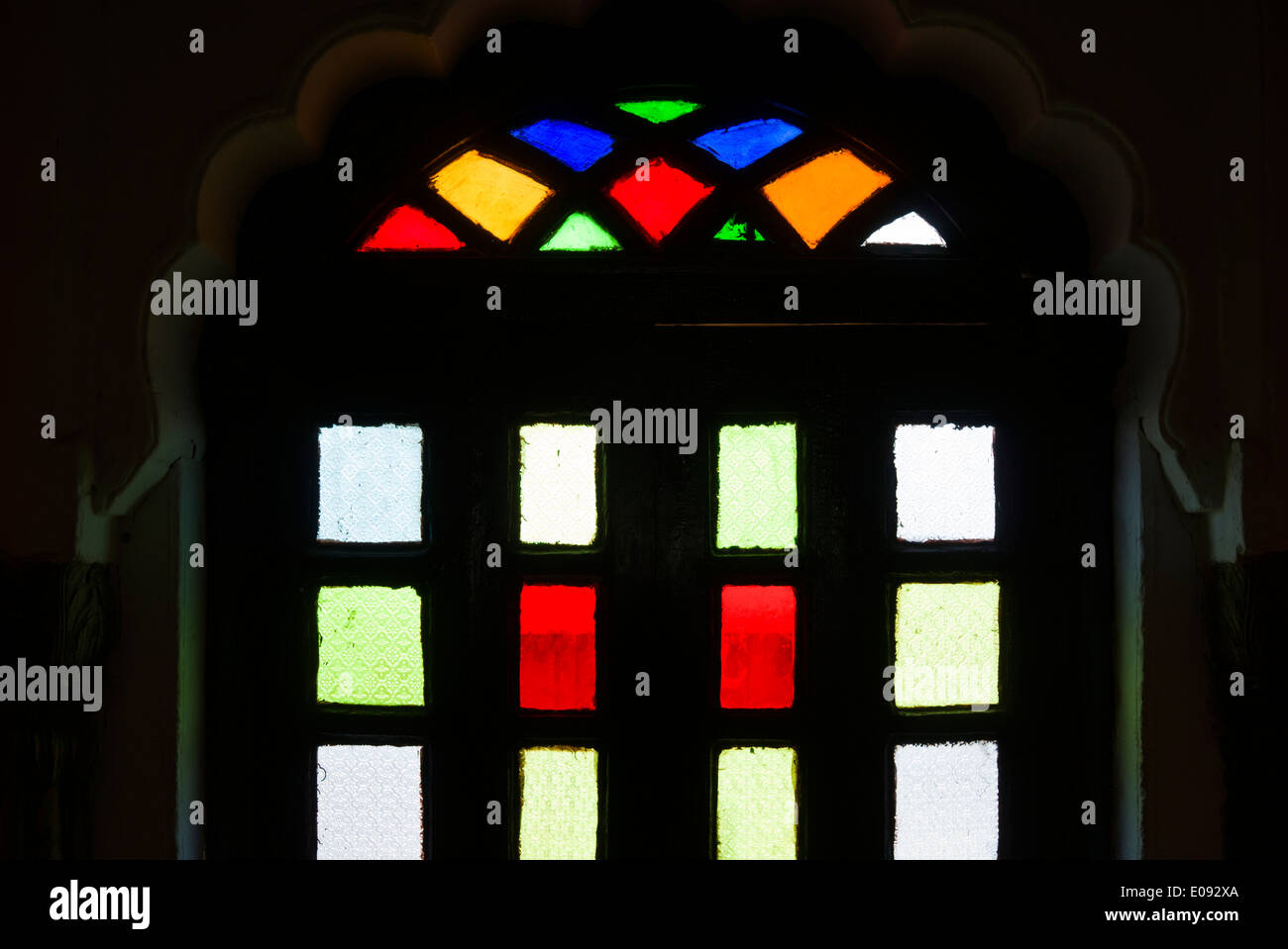 Colorate antiche porte di vetro Forte Mehrangarh Jodpur, India Foto Stock