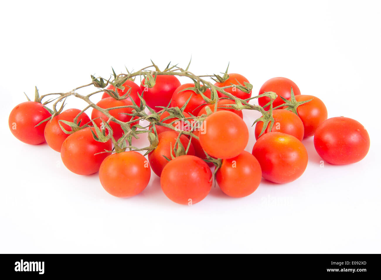 Rossi pomodori ciliegini su sfondo bianco Foto Stock