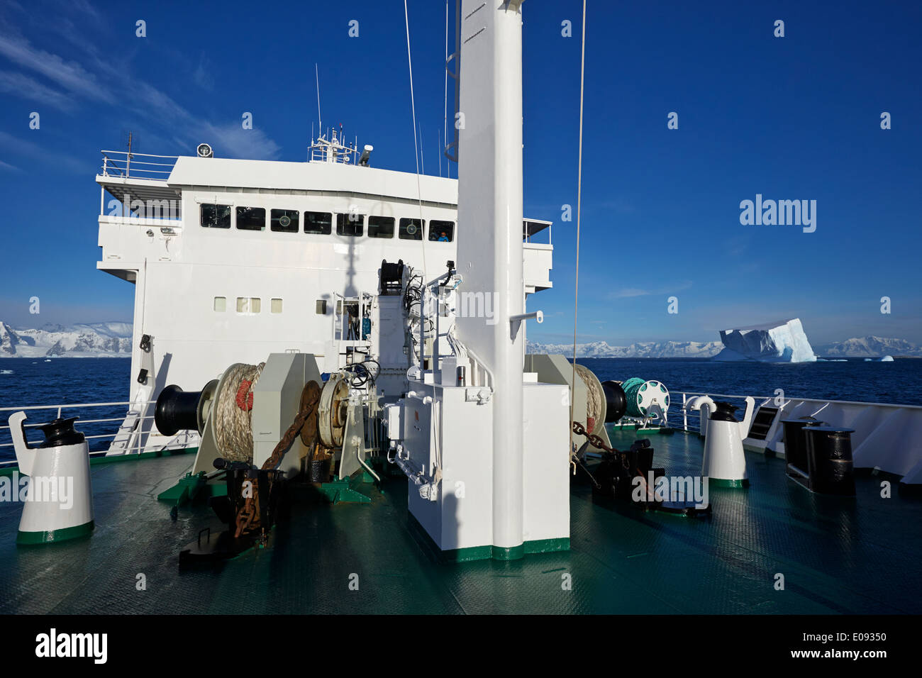 Antarctic Expedition nave vela passato grandi iceberg tabulare nell'Oceano antartico Antartide Foto Stock