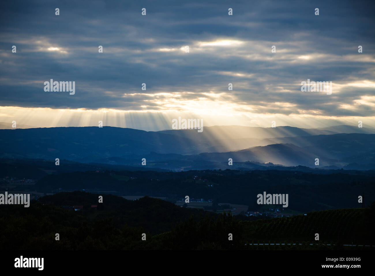 Sunray rompere attraverso la nube copre circa un paesaggio di montagna, Sonnenstrahlen durchbrechen die Wolkendecke ueber einer Bergla Foto Stock