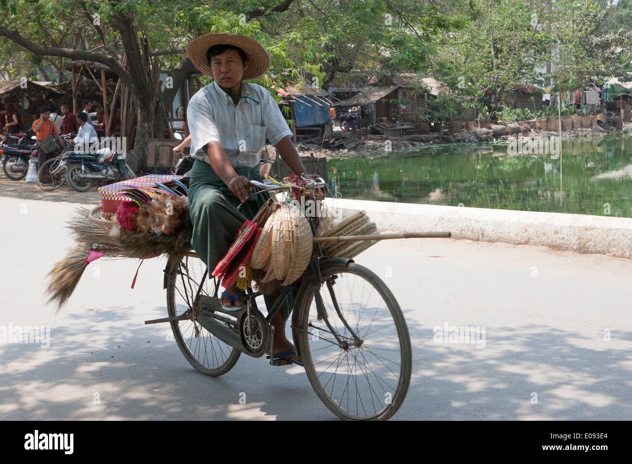 Il Sud Est Asiatico MYANMAR Birmania Mandalay City Amarapura uomo sulla vendita di biciclette spazzole Scope e ciotole di bambù e palm Foto Stock