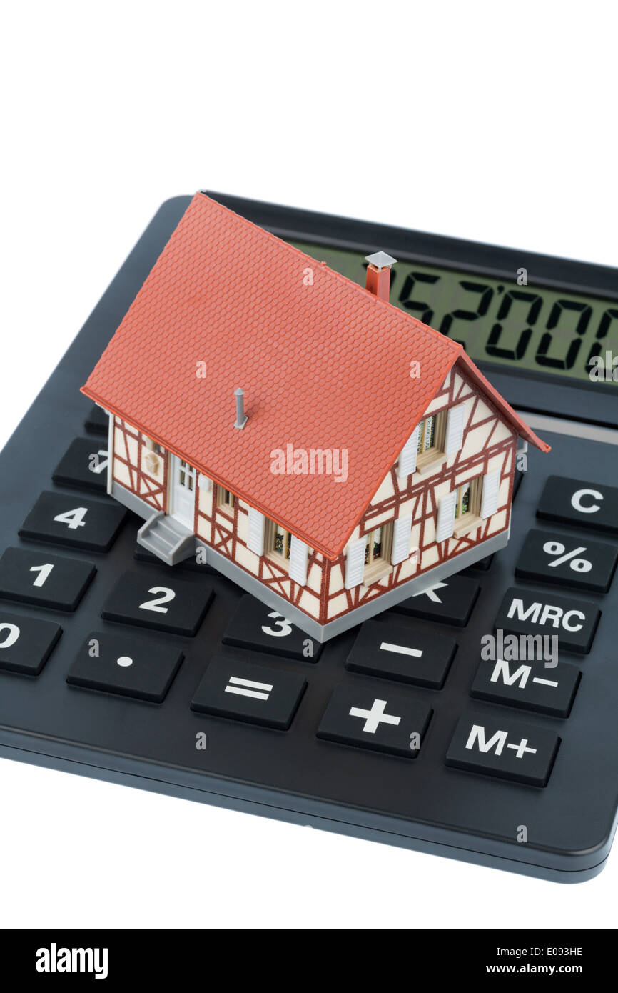 Casa di abitazione su una calcolatrice tascabile, simbolico foto fue acquisto casa, costi e risparmio, Wohnhaus auf einem Taschenrechner, S Foto Stock