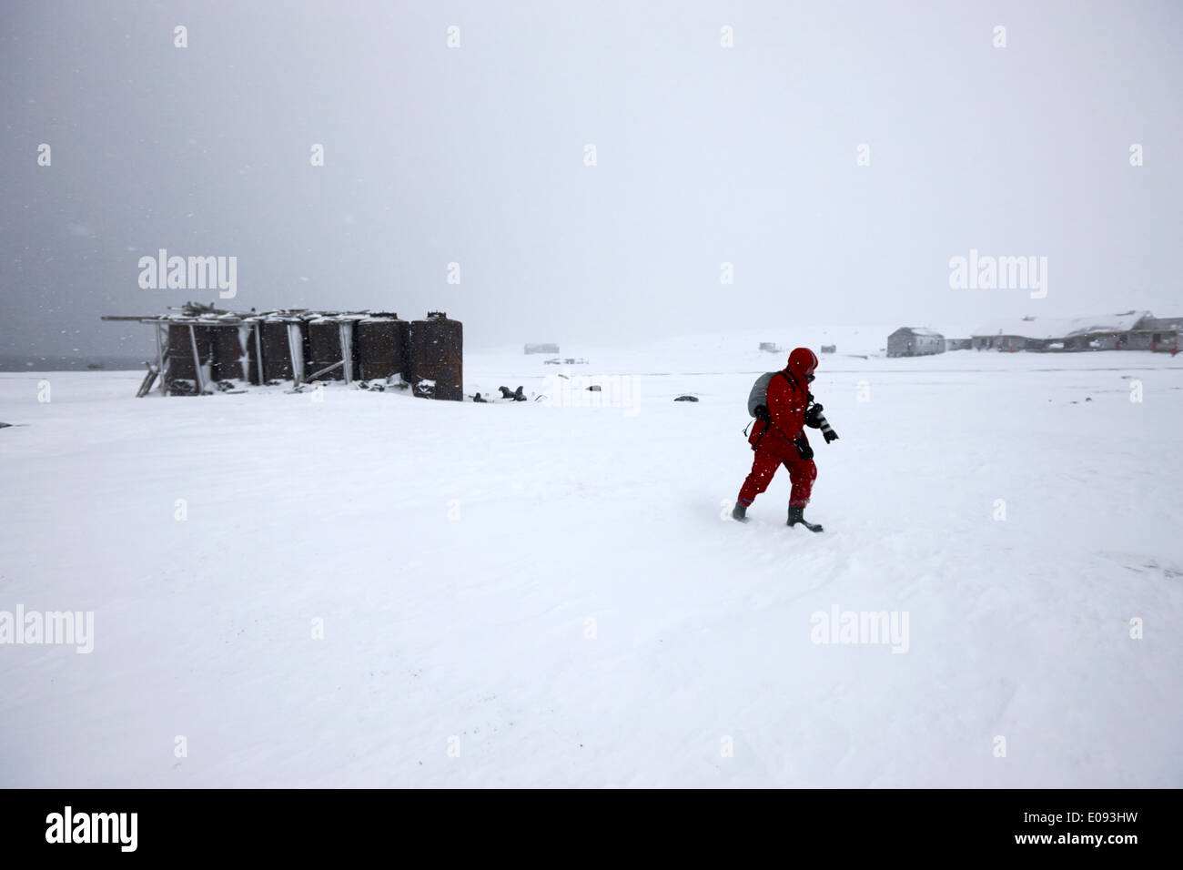 Fotografo maschio da Antarctic Expedition nave a Whaler's Bay isola Deception sud le isole Shetland antartide Foto Stock