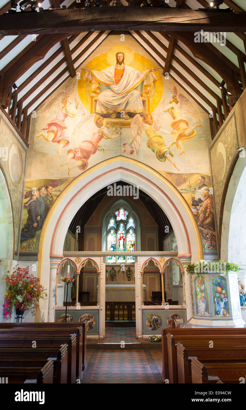 La navata centrale della chiesa di San Michele e Tutti gli Angeli decorate con pitture murali da parte del gruppo Bloomsbury. Berwick, East Sussex, Regno Unito. Foto Stock