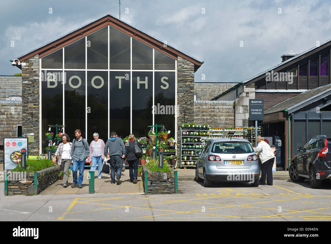 Gli acquirenti al di fuori del supermercato cabine, Windermere Town, Parco Nazionale del Distretto dei Laghi, Cumbria, England Regno Unito Foto Stock