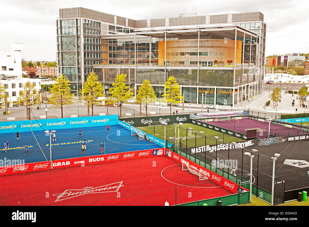 Vista del Brent Civic Center e la libreria di Wembley, London Borough of Brent, London, England, Regno Unito Foto Stock