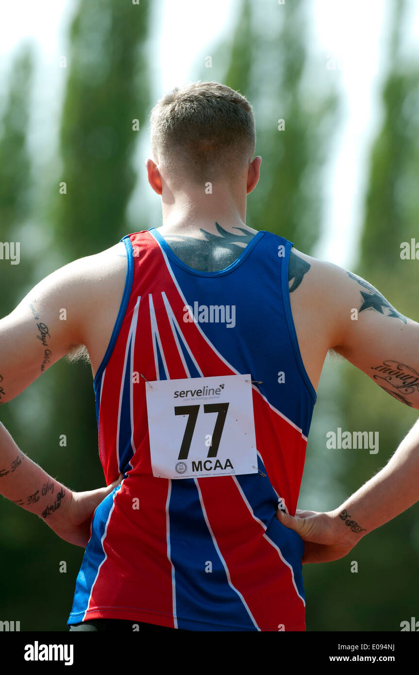 Atleta maschio, vista posteriore , prima di 100m di gara Foto Stock