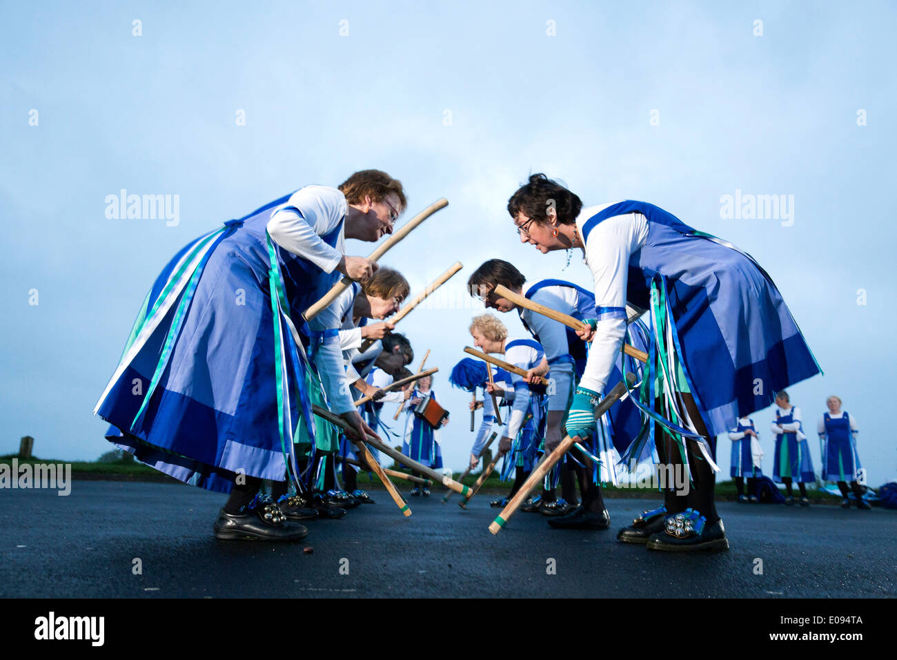 Il Glorishears Birmingham Ladies Morris Dance Group - Benvenuti nell'alba sulla cima di Barr Beacon, Birmingham Foto Stock