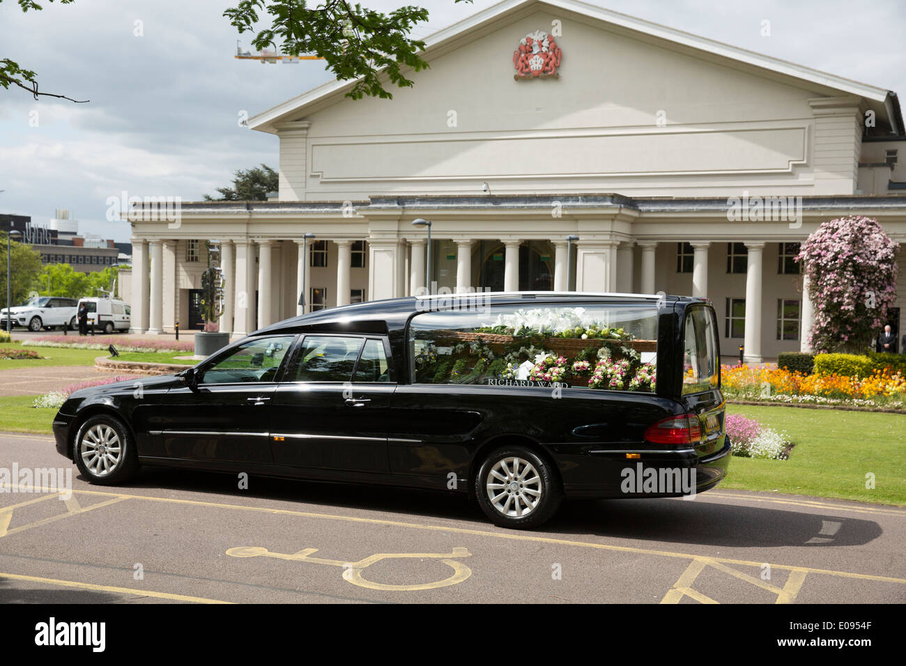 Il funerale di autore Sue Townsend al De Montfort Hall di Leicester. Il funebre arriva presso la sala che porta la bara di vimini Foto Stock