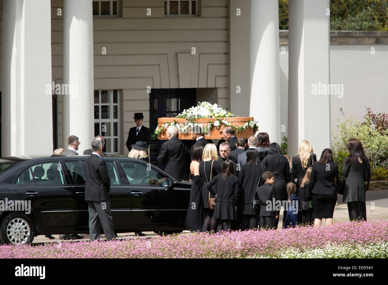 Il funerale di autore Sue Townsend al De Montfort Hall di Leicester. La bara di vimini è portato nella hall. Foto Stock