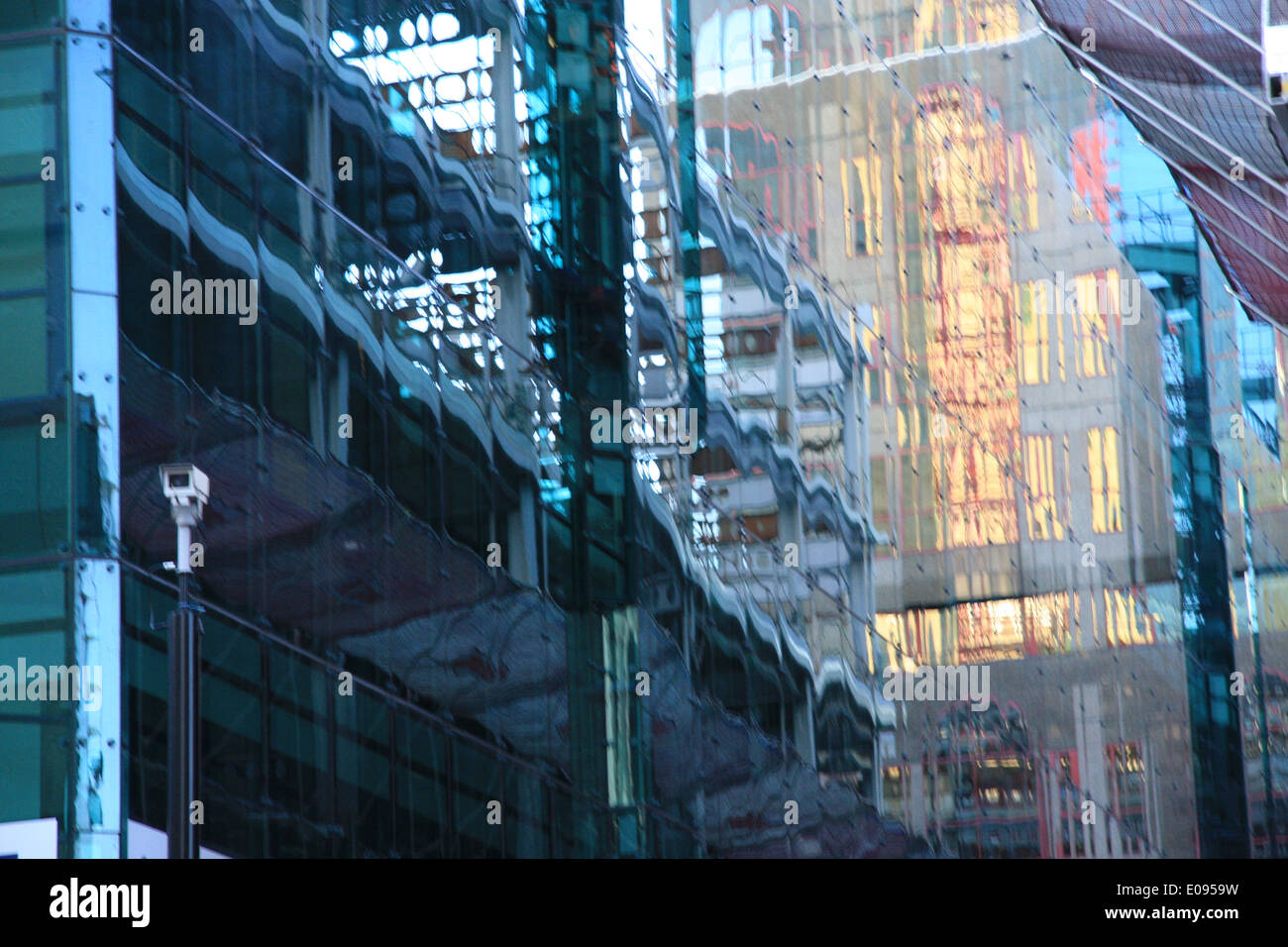 Edificio blu con il rosso e il giallo riflessioni Foto Stock