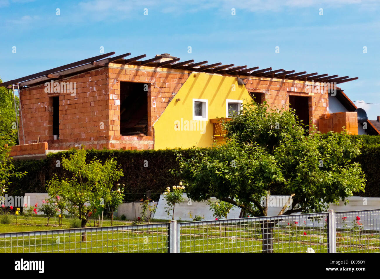 Una vecchia casa è stato modernizzato da un Zubau ed è ristrutturato., Ein altes Haus wird durch einen Zubau modernisiert und saniert. Foto Stock