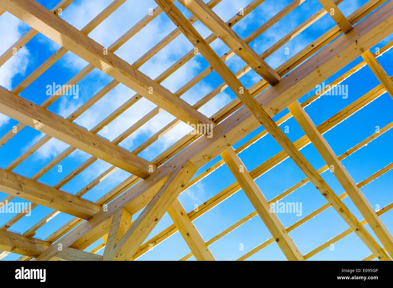 Struttura di tetto di legno, simbolico foto fue casa propria, la costruzione di una casa e casa finanziamento, Dachkonstruktion aus Holz, simbolo Foto Stock