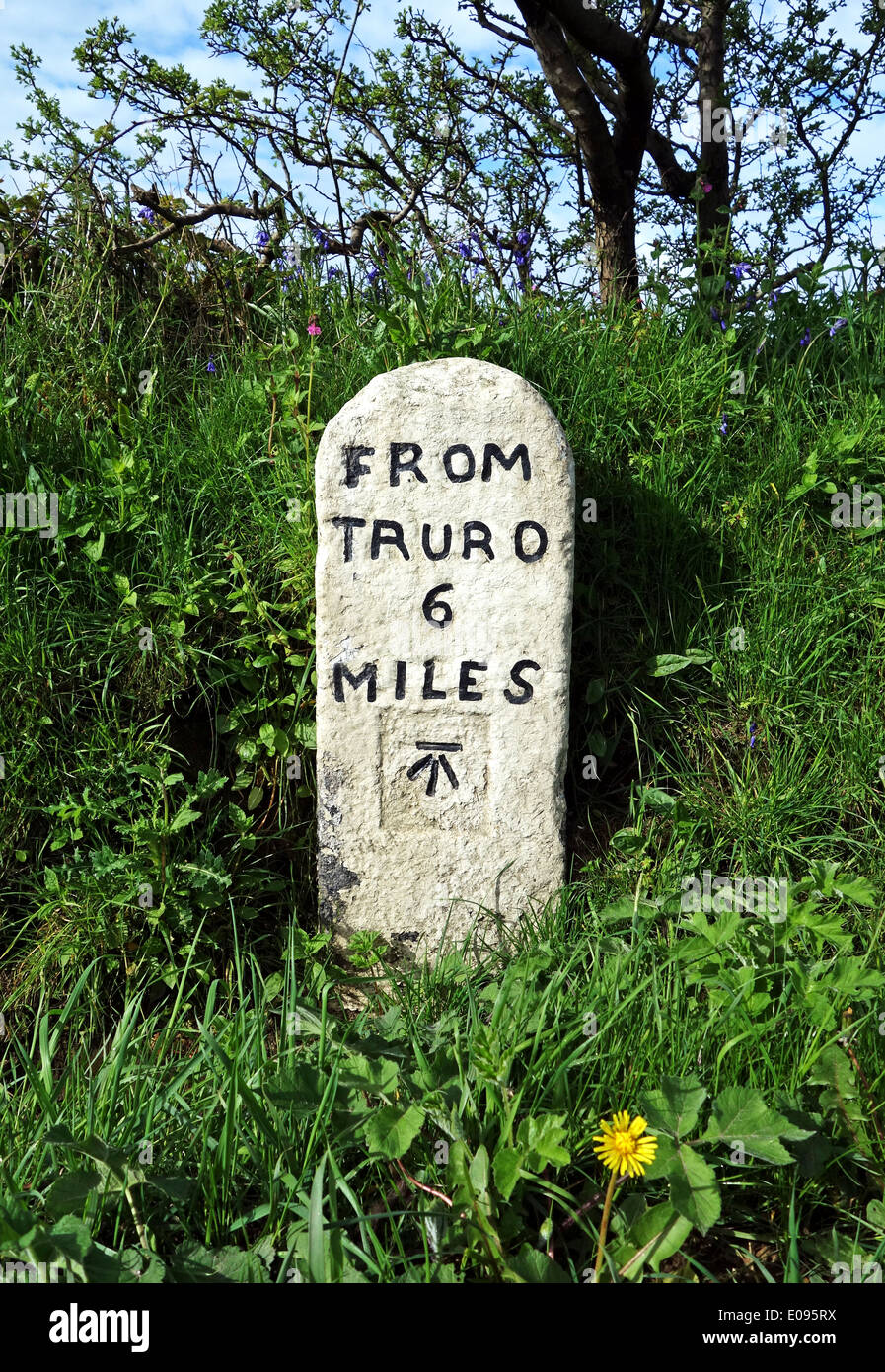 Una pietra miliare sulla strada in cornwall, Regno Unito Foto Stock