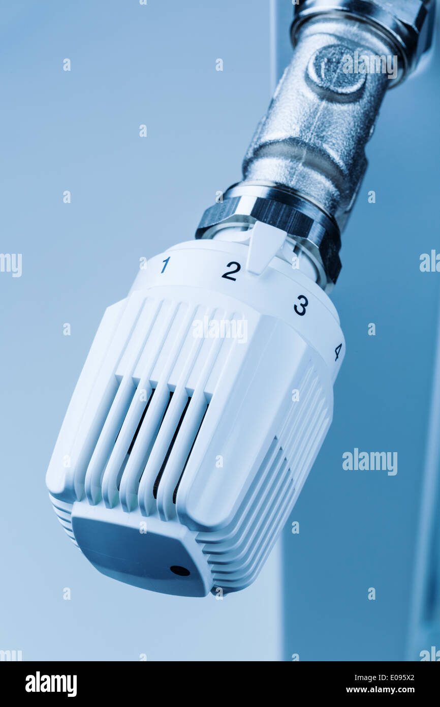 Il termostato di un riscaldatore è attivato un po'. Bassa temperatura ambiente consente di risparmiare sui costi di riscaldamento e termostato Der eines Heizkoerpers Foto Stock