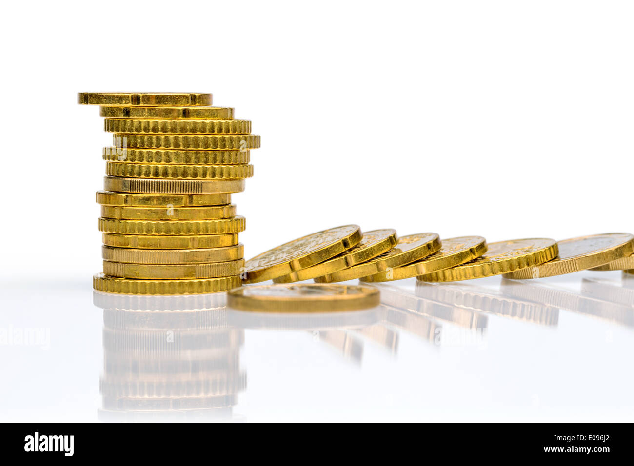 Monete e pali monetaria giacciono su uno sfondo bianco, Muenzen und Geldstapel liegen auf einem weissen Hintergrund Foto Stock