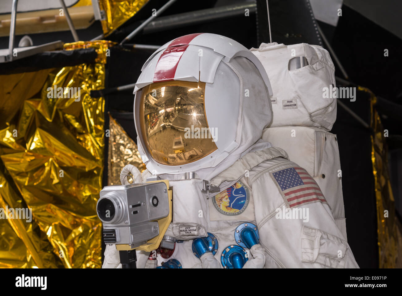 Un dettaglio di astronauti casco e tuta con una videocamera montata dalla missione Apollo 11 per la luna come si vede nel museo Speyer Foto Stock