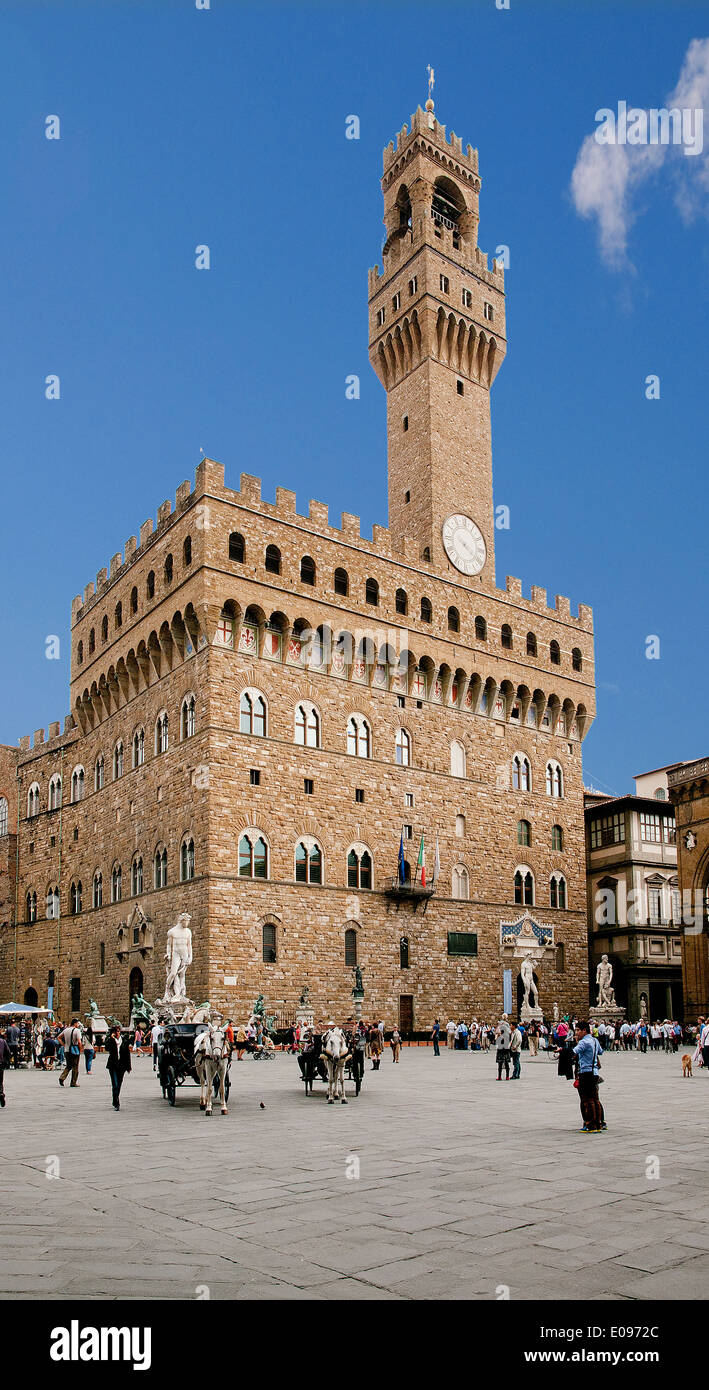 Il Palazzo Vecchio o Palazzo della Signoria in Piazza della Signoria Firenze Italia a cavallo guidati carrelli in attesa Foto Stock