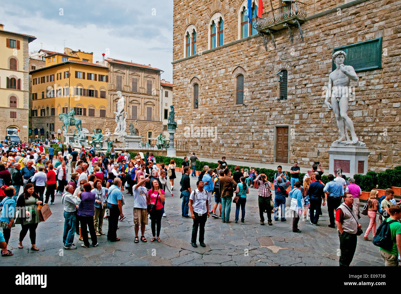 Una folla di gente che ammirare architettura e la statua del David in Piazza della Signoria a Firenze Italia Foto Stock