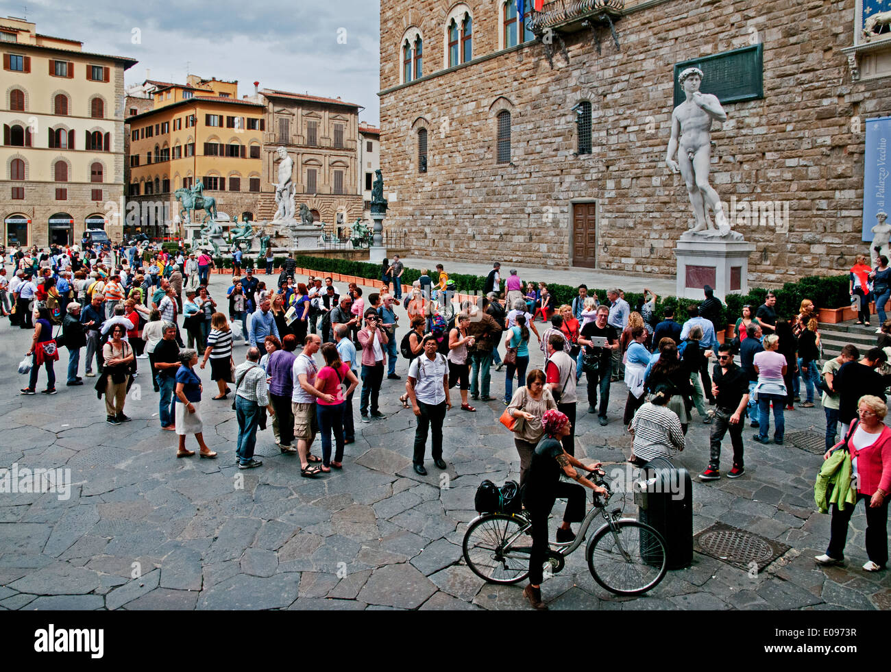 Una folla di gente che ammirare architettura e la statua del David in Piazza della Signoria a Firenze Italia Foto Stock