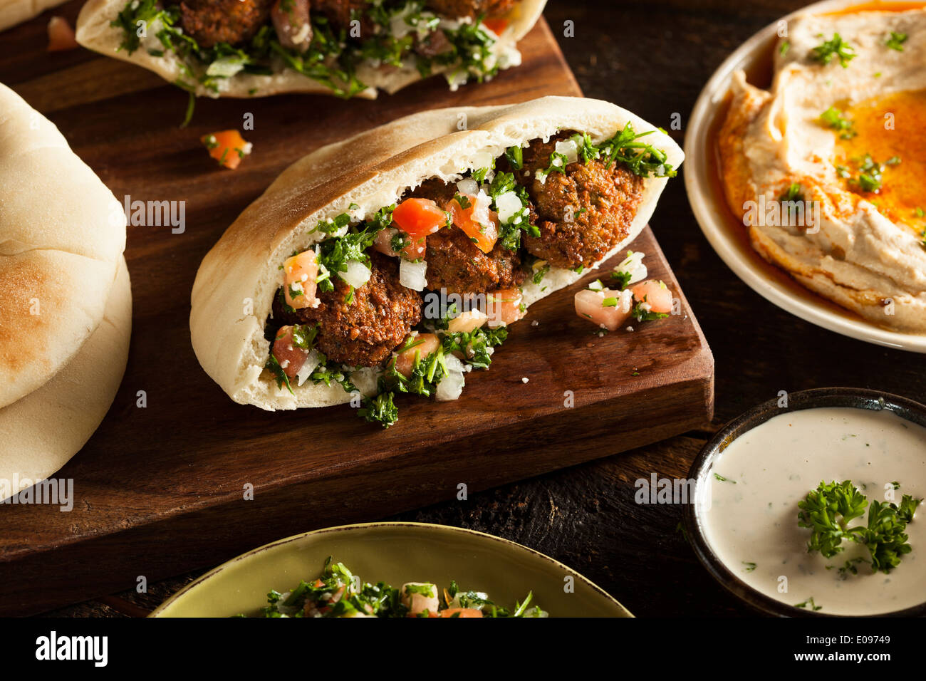 Sana Falafel vegetariani Pita con riso e insalata mista Foto Stock