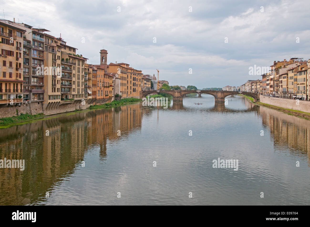 Guardando ad ovest lungo il fiume Arno dal Ponte Vecchio a Firenze Italia Foto Stock