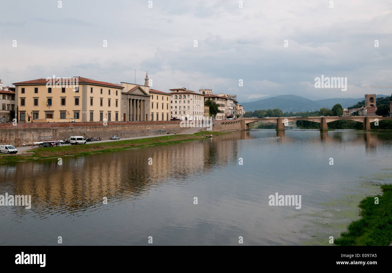 Guardando verso est fino al Fiume Arno da subito a est del Ponte Vecchio a Firenze Italia Foto Stock